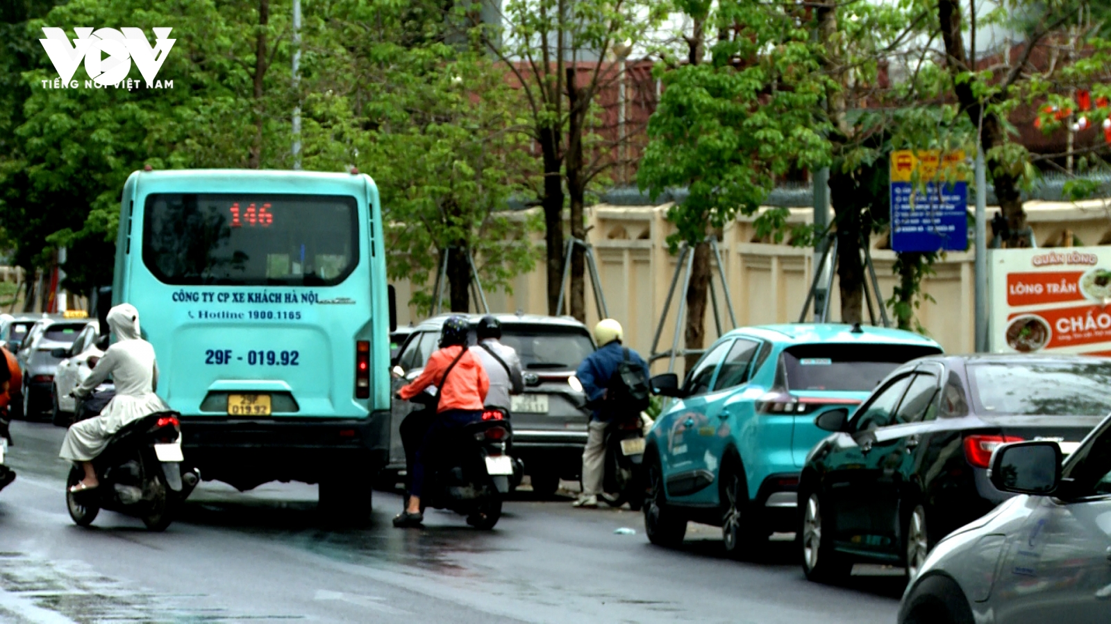 Ô tô, xe máy ngáng đường xe buýt ở Hà Nội