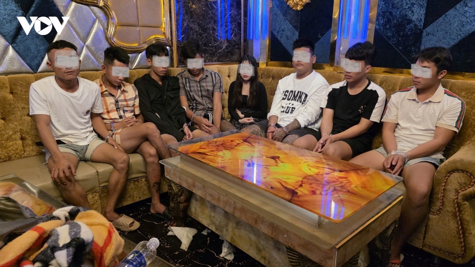 Phát hiện nhóm “bay lắc” trong quán karaoke ở An Giang