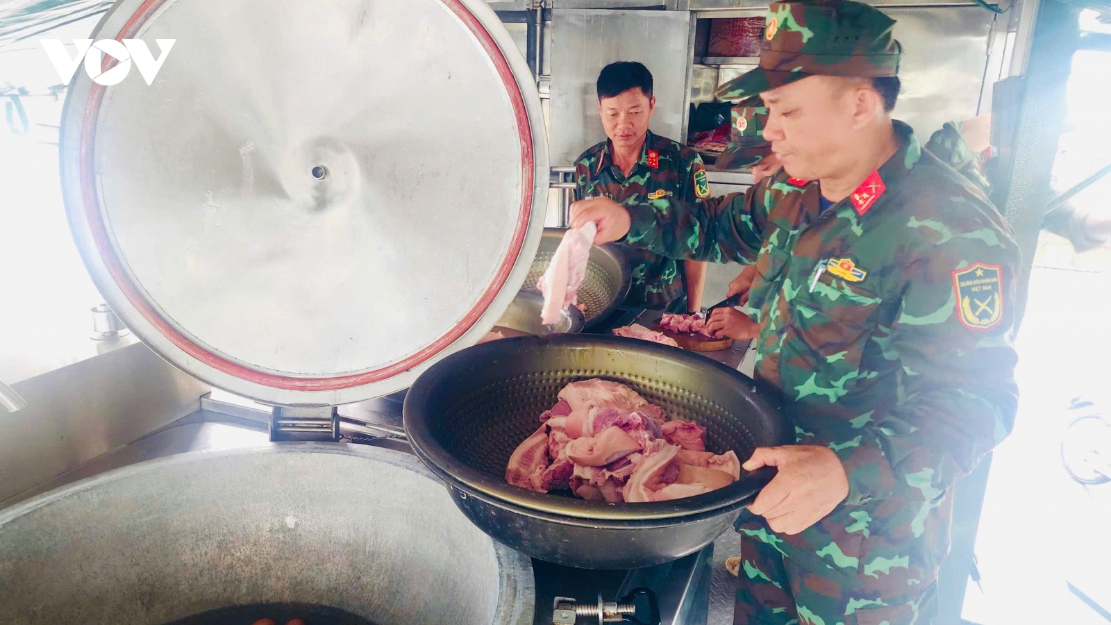 Xe bếp nghĩa tình sưởi ấm người dân vùng lũ