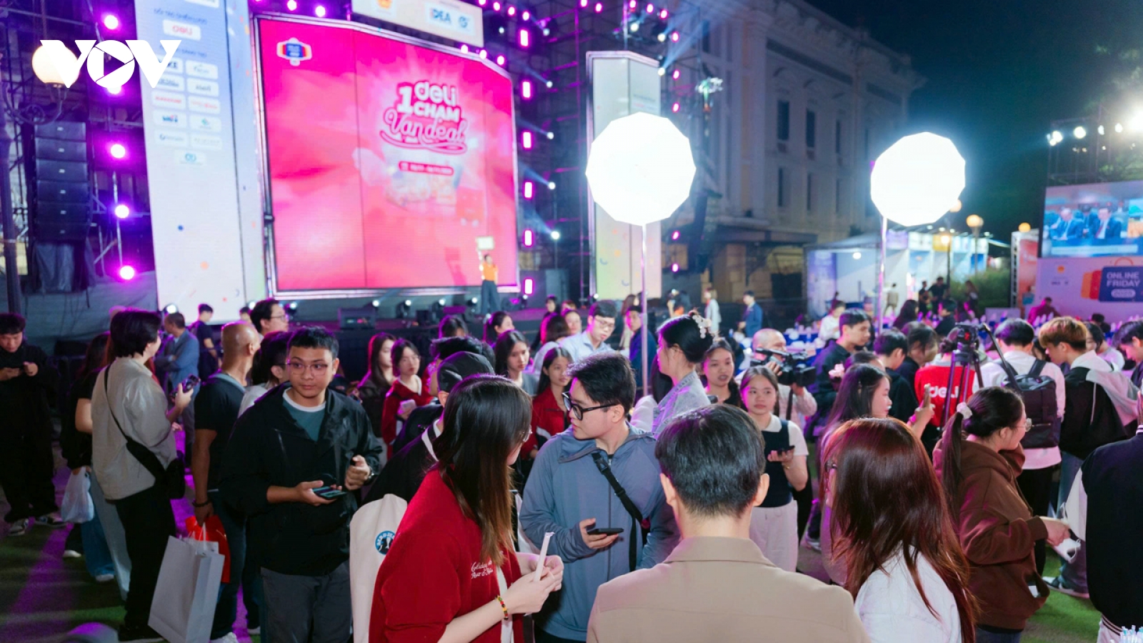 Online Friday 2025: Trải nghiệm sản phẩm thực tế và được thử trước khi mua