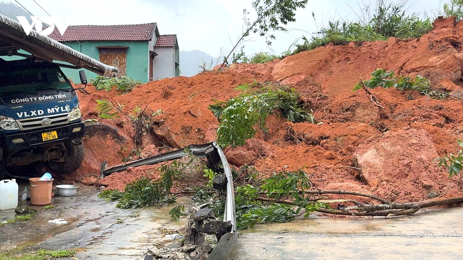 Nhiều điểm sạt lở nghiêm trọng trên đường Trường Sơn Đông qua tỉnh Quảng Ngãi