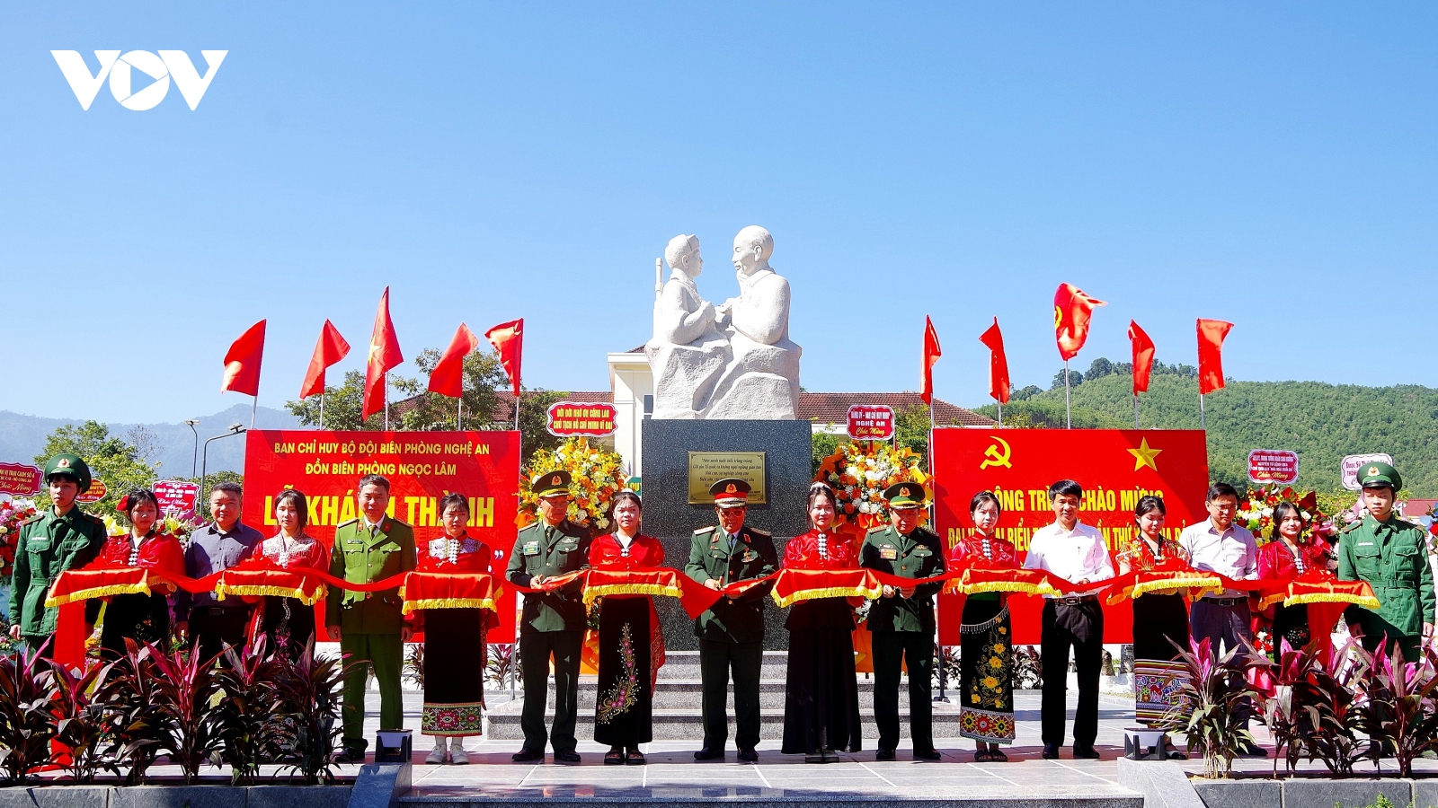 Biên phòng Nghệ An khánh thành tượng đài "Nghe lời non nước"