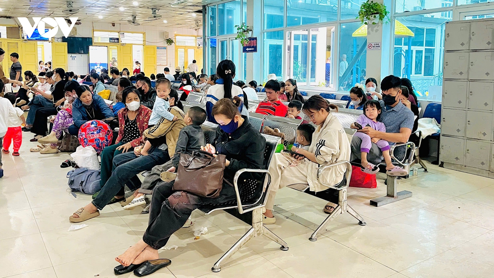 Hơn 160 người mắc cúm A, một trường ở Nghệ An cho học sinh tạm nghỉ học