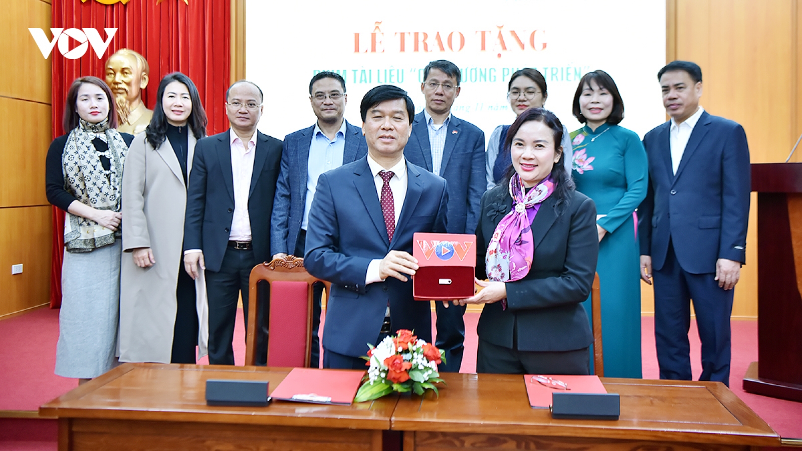 VOV tặng phim tài liệu “Con đường phát triển” cho Khu di tích Chủ tịch Hồ Chí Minh