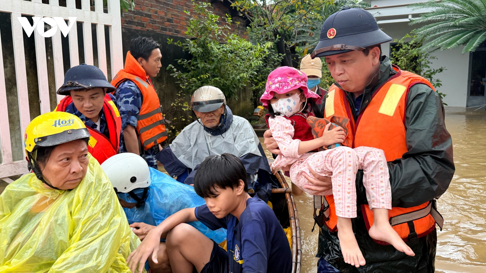 Chi đội Kiểm ngư 4 dốc lực cứu trợ người dân Khánh Hòa giữa mưa lũ