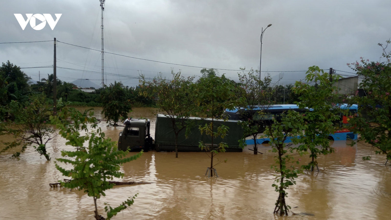 Khánh Hòa khẩn trương khôi phục thông tin liên lạc, điện nước sau lũ