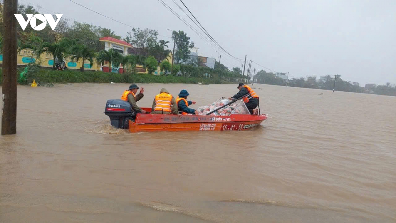 Ngày thứ tư liên tiếp, Đắk Lắk chạy đua ứng cứu người dân trong đêm