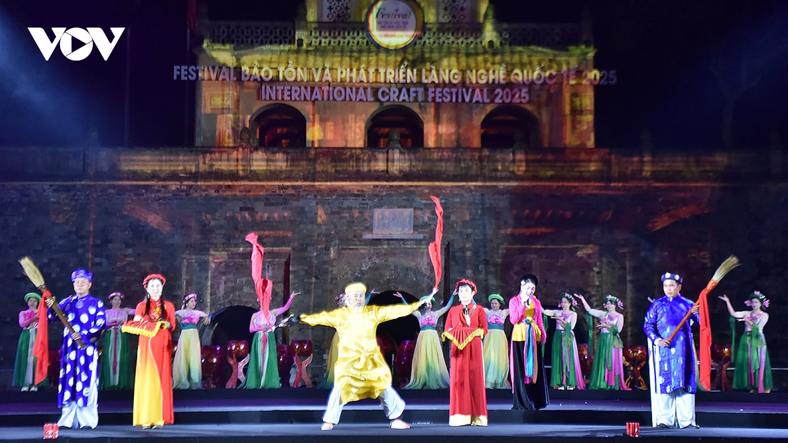 Rộn ràng khai mạc Festival bảo tồn và phát triển làng nghề quốc tế năm 2025