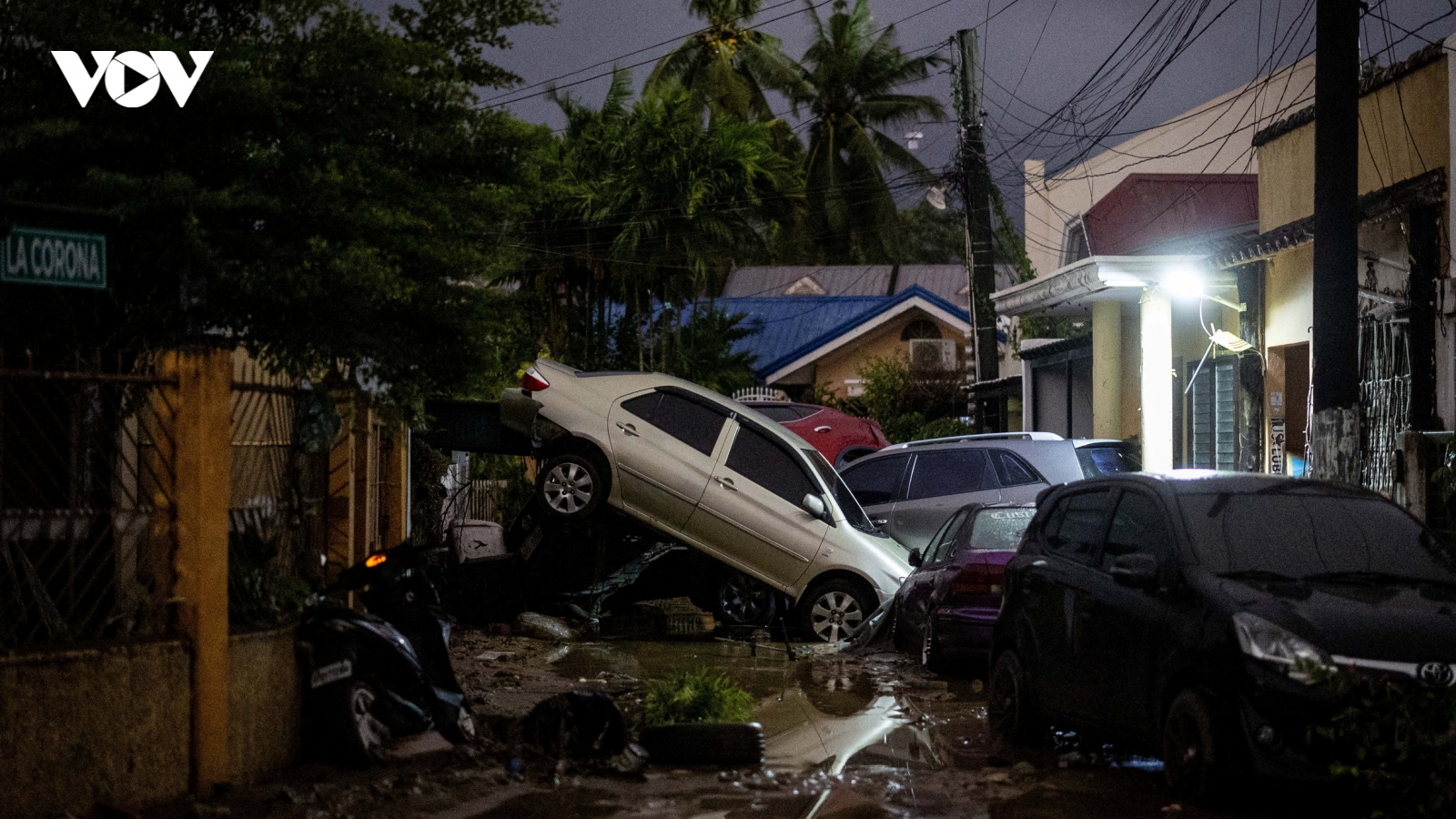 Cảnh tượng tan hoang, nhà cửa đổ nát ở Philippines sau khi bão Kalmaegi quét qua