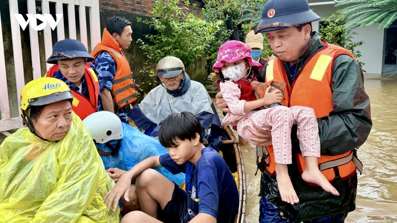 Chi đội Kiểm ngư số 4 hỗ trợ nhân dân Khánh Hòa ứng phó mưa lũ