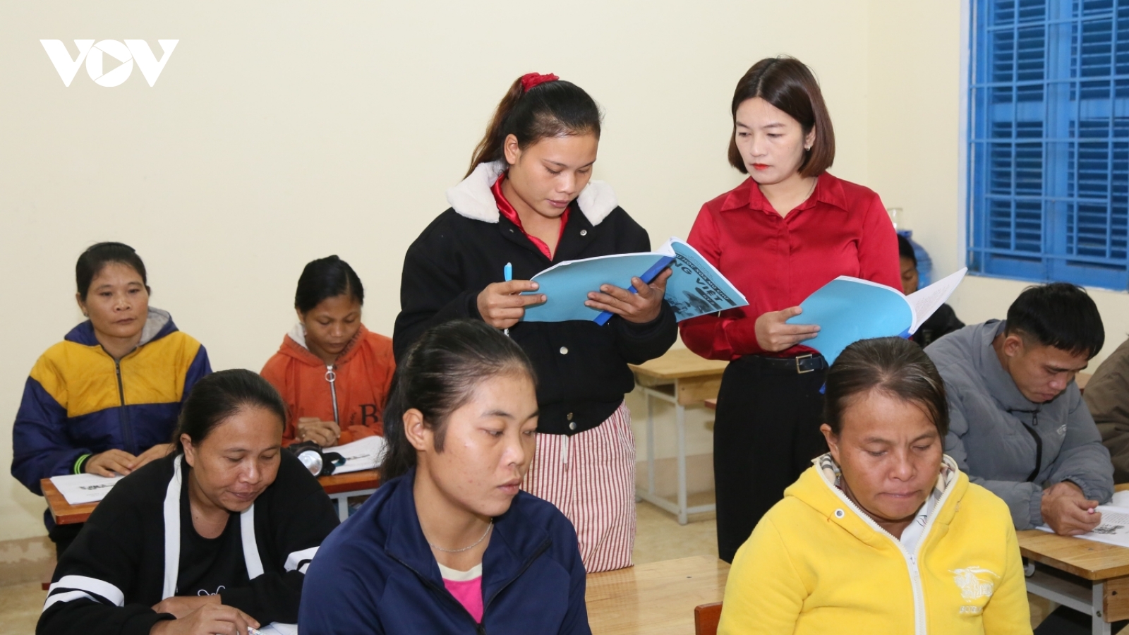 Sáng đèn lớp học đêm, người Rục đi học con chữ