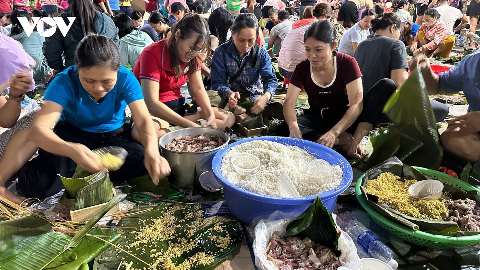 Hàng trăm người dân TP.HCM gói bánh chưng gửi bà con vùng mưa lũ