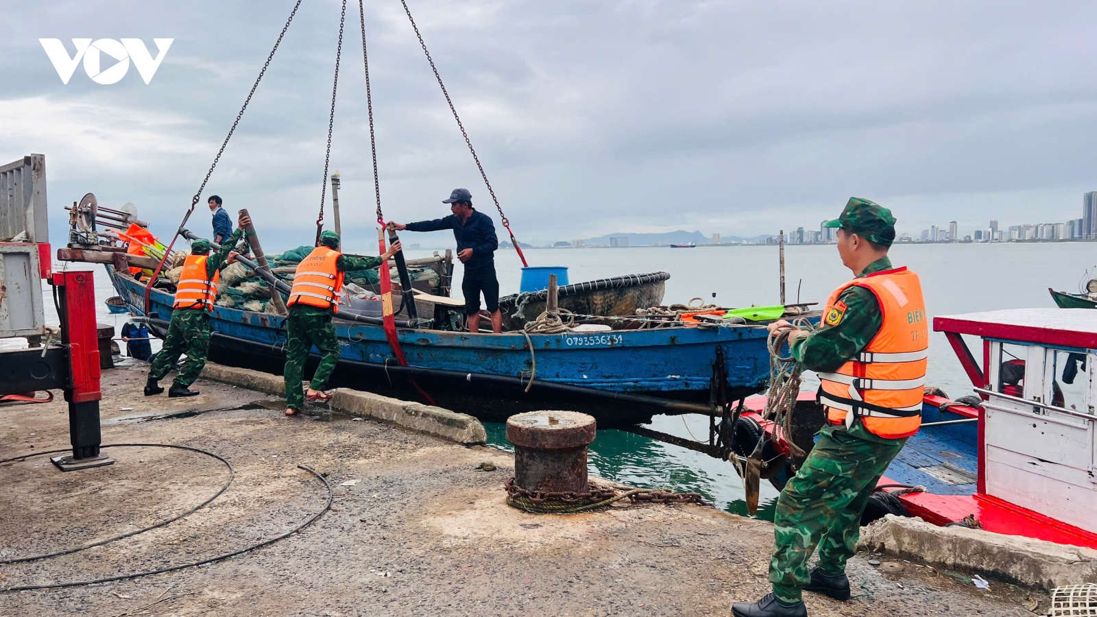 Miền Trung chạy đua cứu trợ và ứng phó với bão số 13