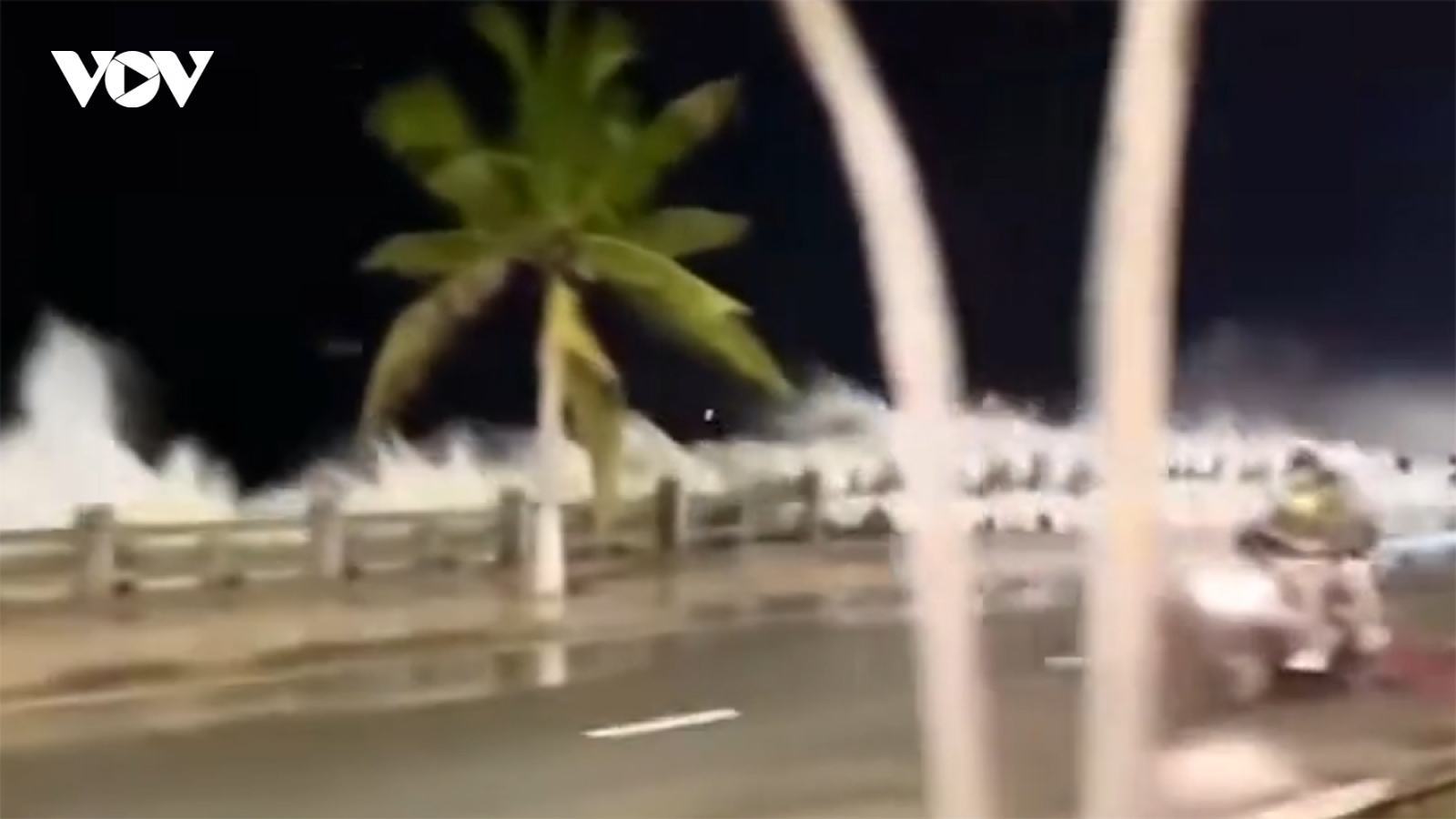 Bão 15 chưa vào, sóng lớn đã tràn lên đường biển Nha Trang