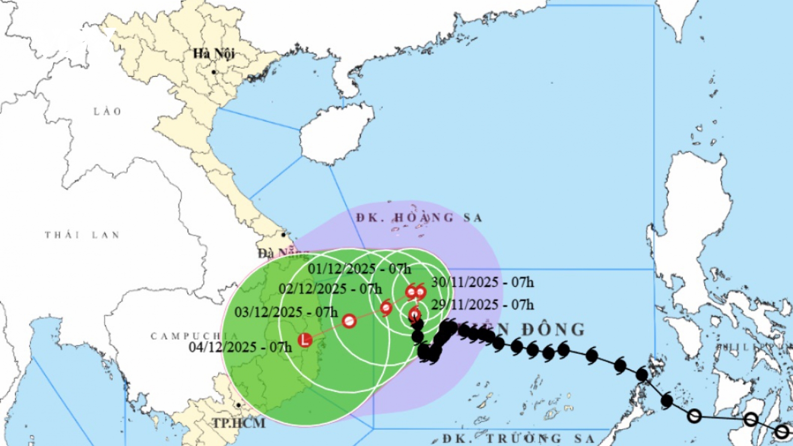 Bão số 15 di chuyển chậm trên Biển Đông, gió giật cấp 13