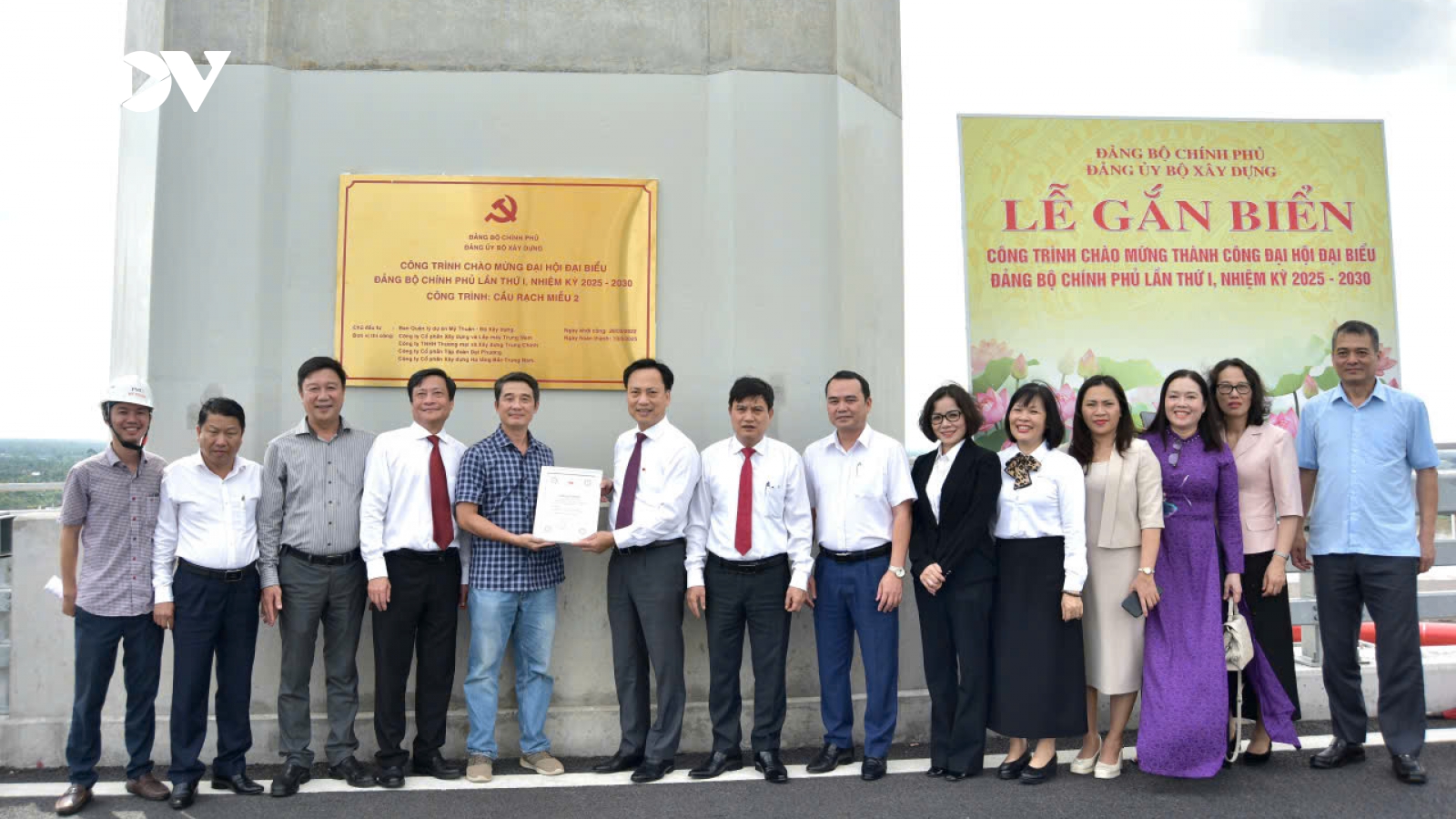 Đồng Tháp gắn biển cầu Rạch Miễu 2 chào mừng Đại hội Đảng bộ Chính phủ