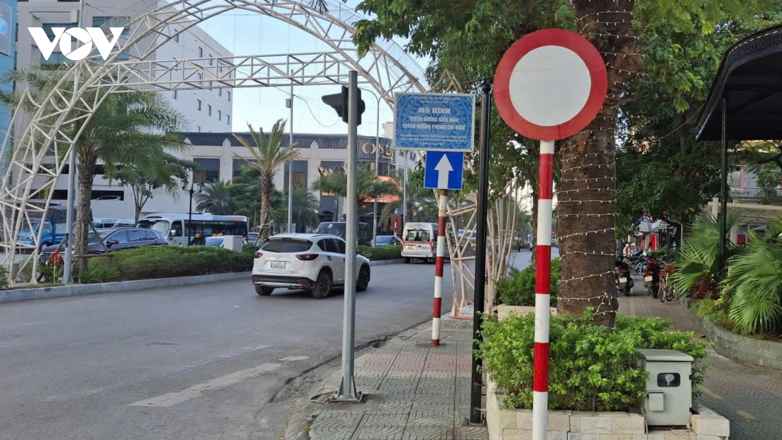Kỳ lạ với biển cấm P.101 cắm ở đầu đường “kiểu mẫu” tại Hải Phòng