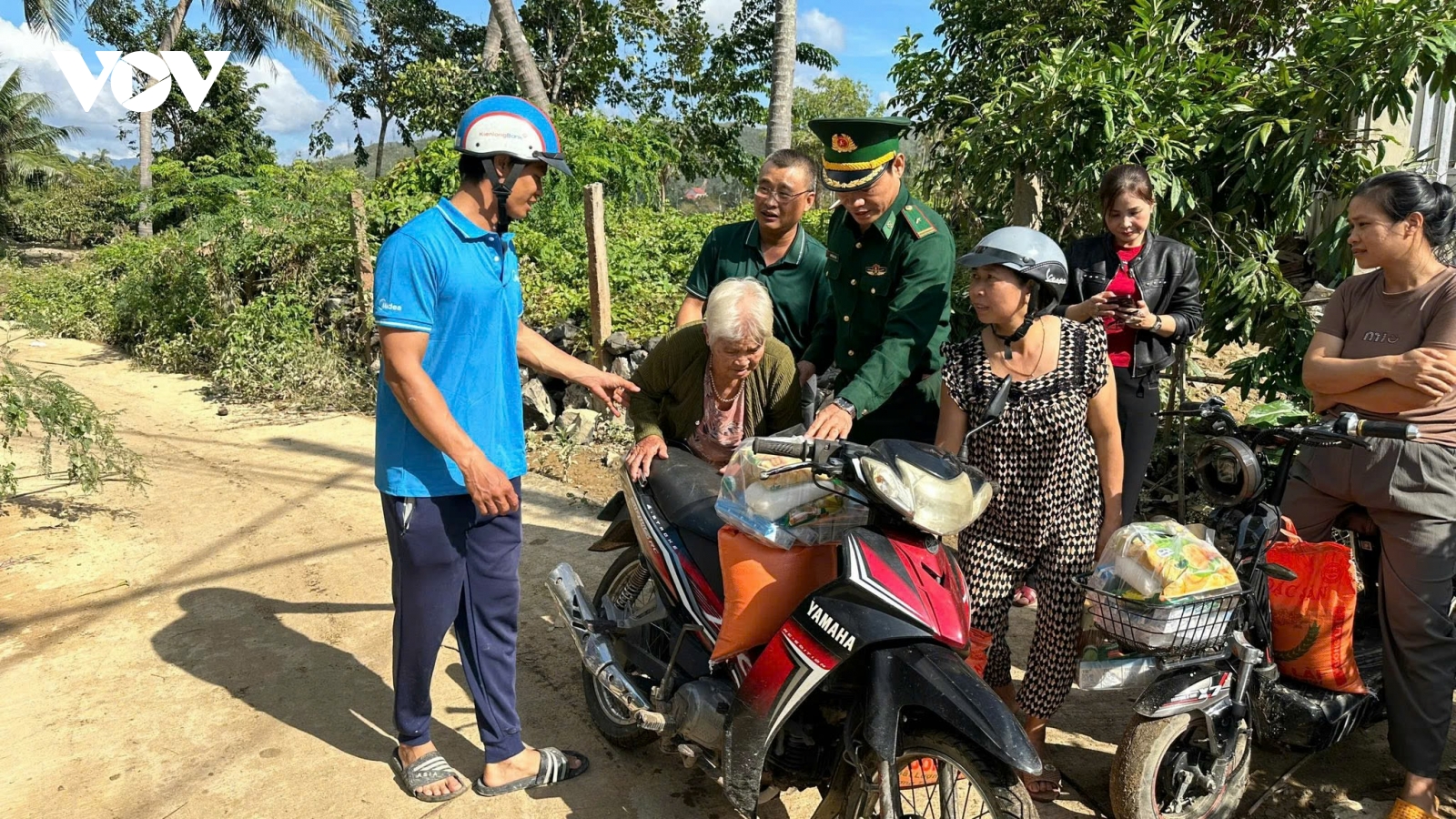 Bộ đội Biên phòng Đắk Lắk và các nhà hảo tâm hỗ trợ người dân ổn định sau bão