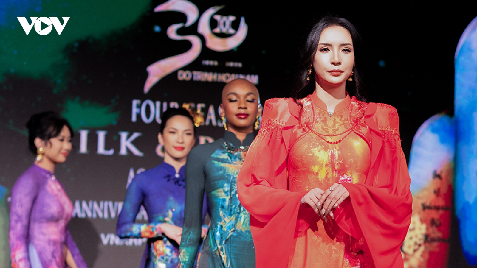 Áo dài lụa Việt họa tiết thêu tinh xảo cuốn hút khán giả Mỹ