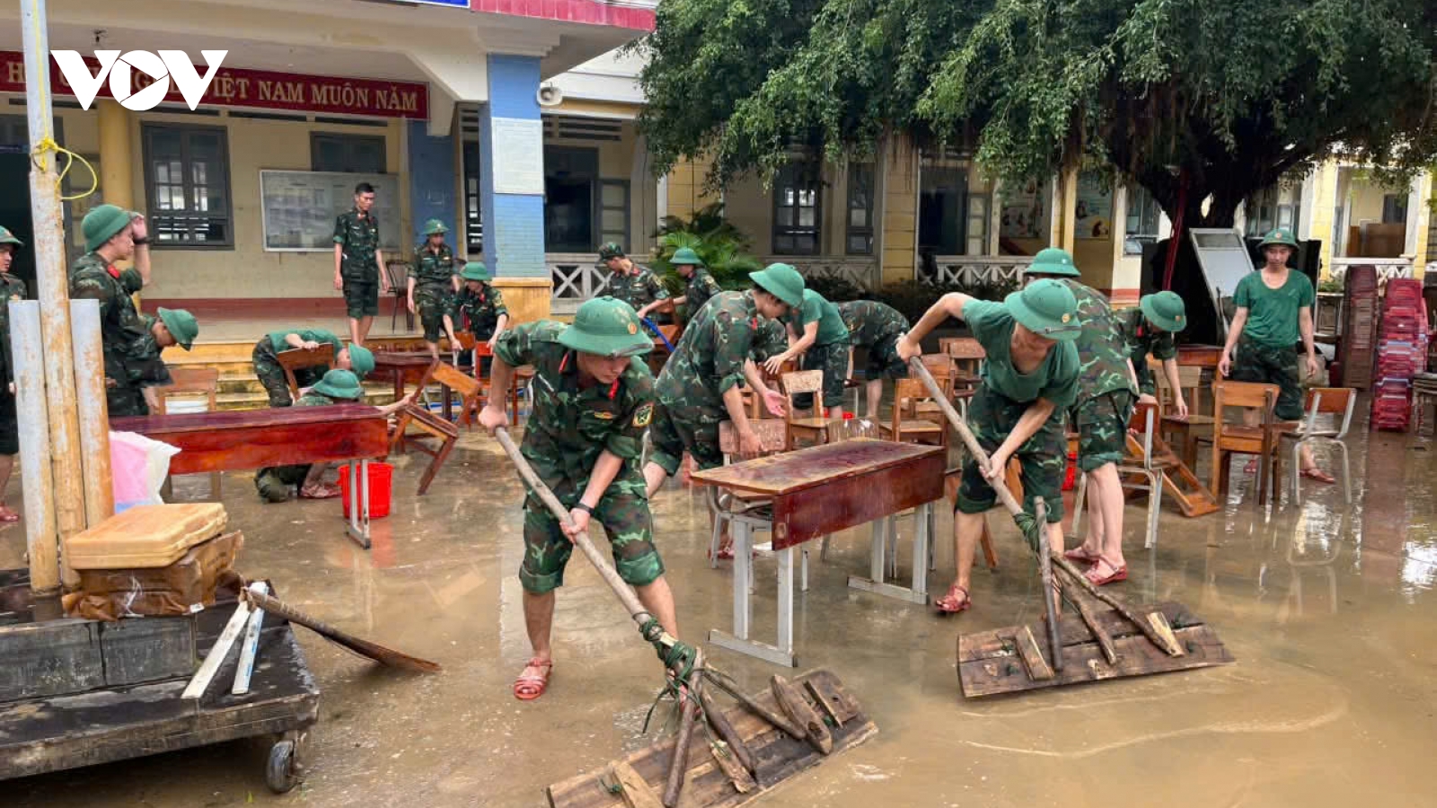 Hành quân trong mưa, Bộ đội Quân Khu 5 vào rốn lũ Đắk Lắk giúp dân