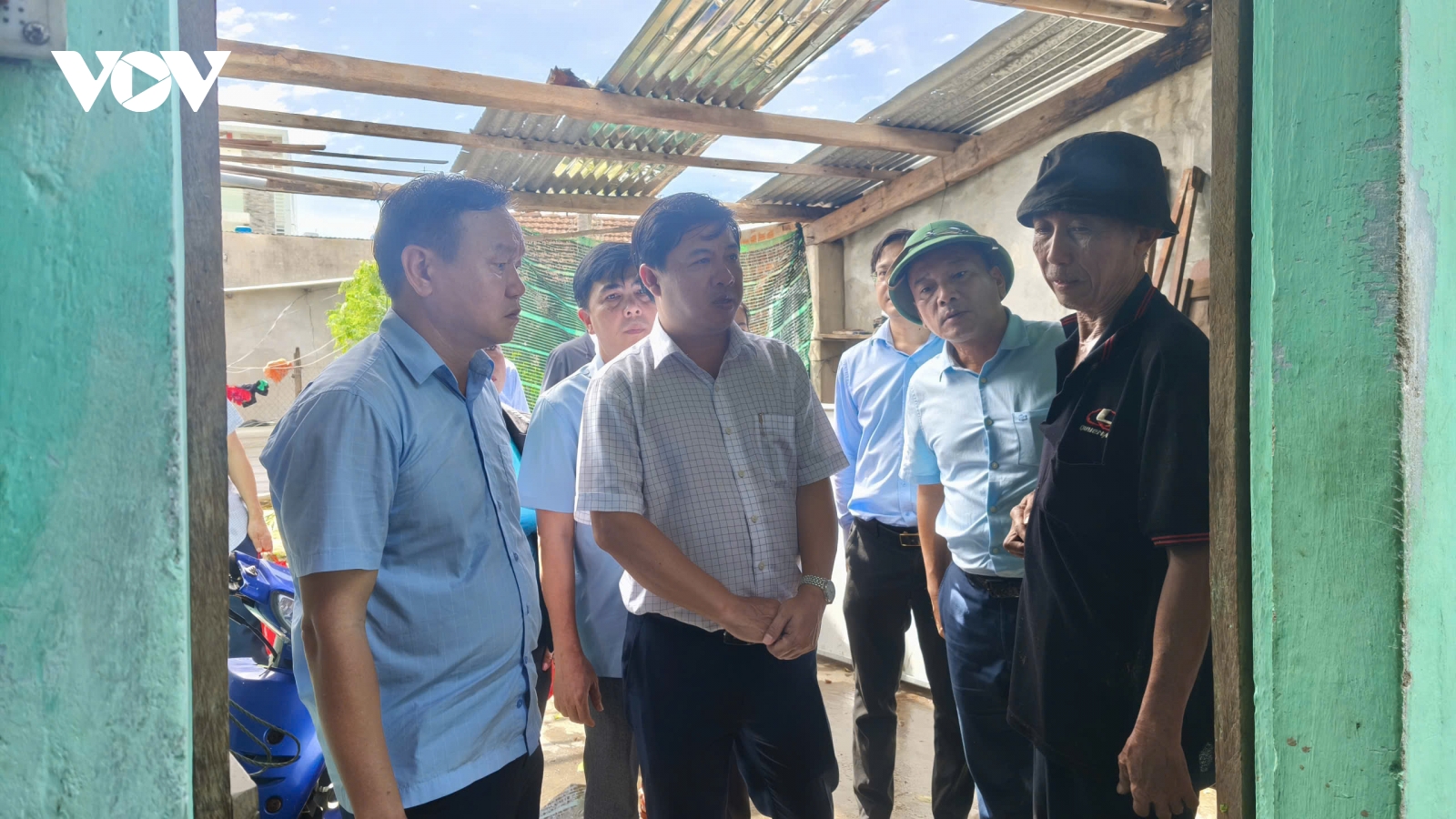 Bí thư Tỉnh ủy Đắk Lắk thăm, động viên các hộ dân bị thiệt hại nặng sau bão số 13