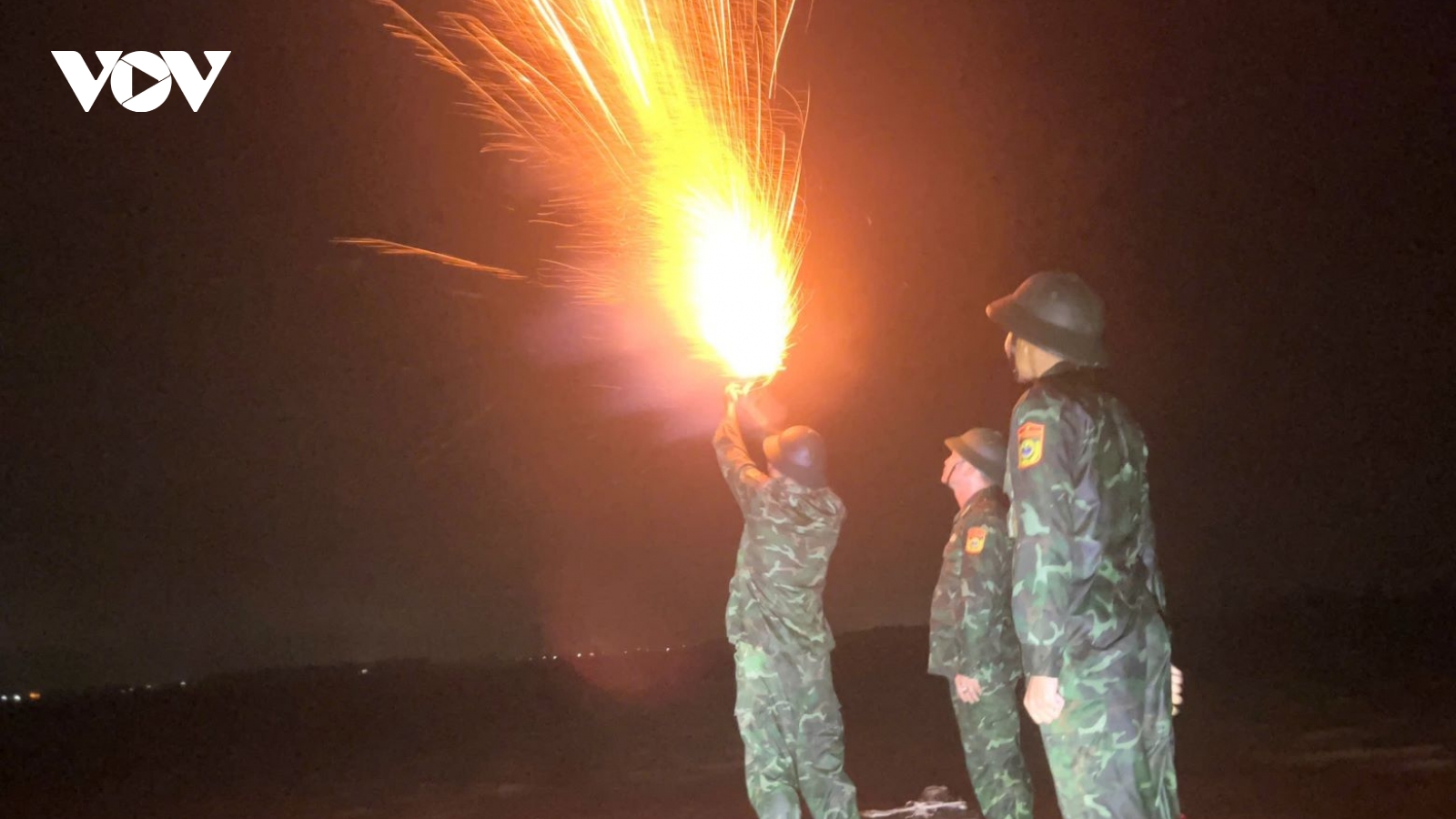 Miền Trung: Phía Đông lo bão giật tốc mái, phía Tây lo sạt lở sập nhà