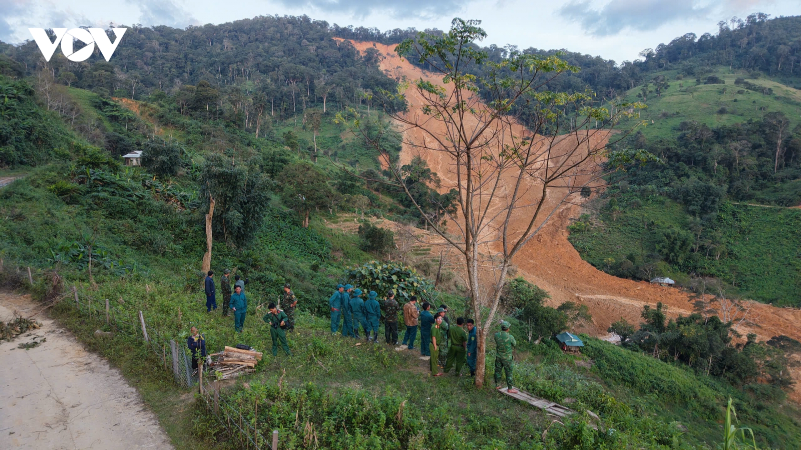 Hơn 100 cán bộ, chiến sĩ túc trực, chưa thể vào điểm sạt lở Hùng Sơn, Đà Nẵng