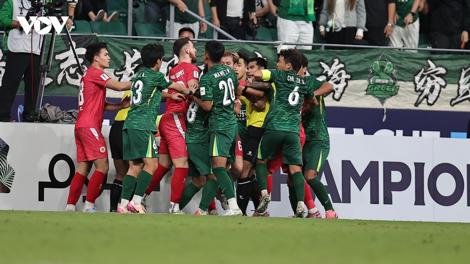 CLB CAHN bị AFC phạt nặng khi V-League tạm nghỉ