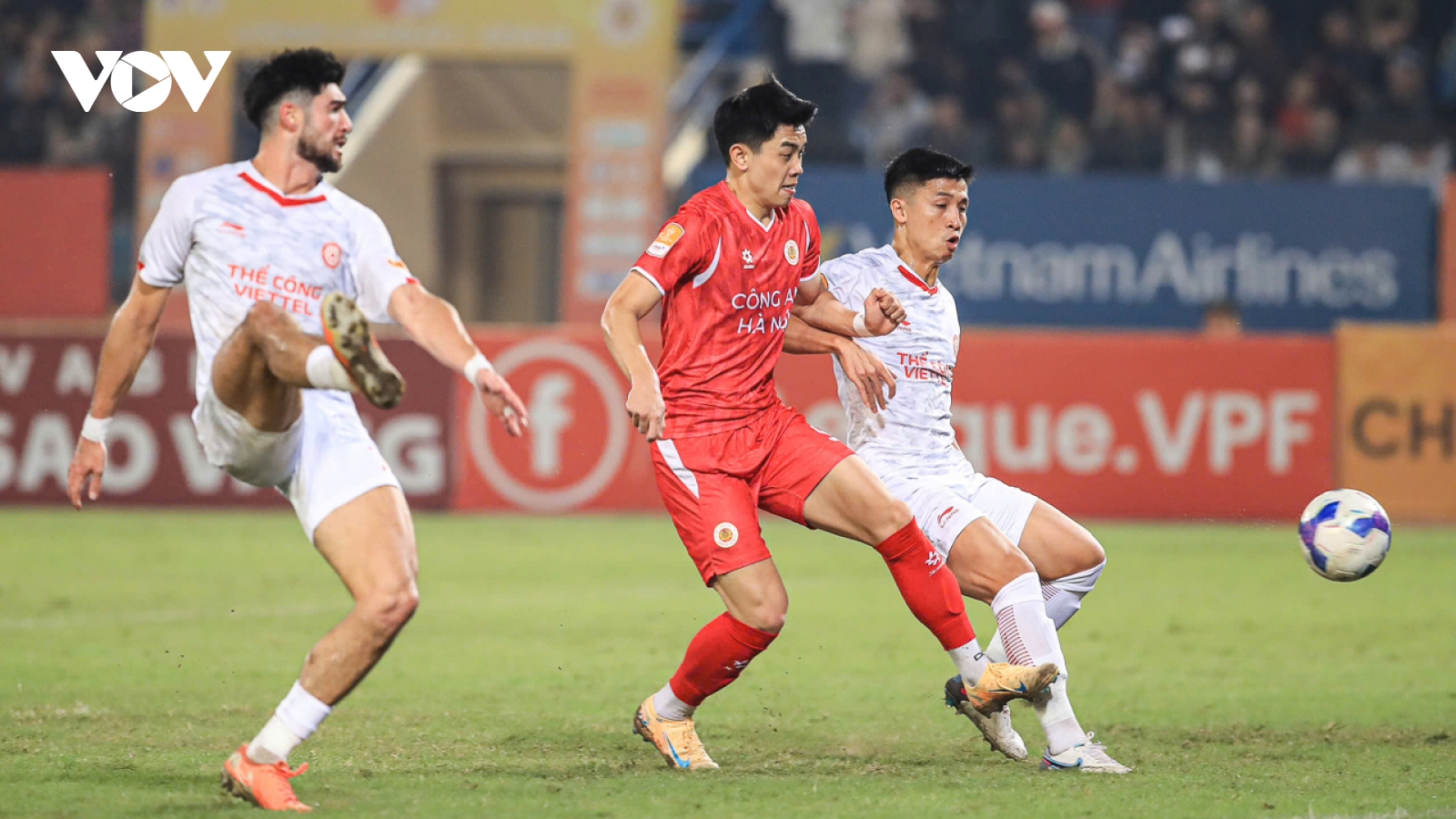 Đình Bắc cùng đồng đội nhận tin vui trước ngày V-League trở lại