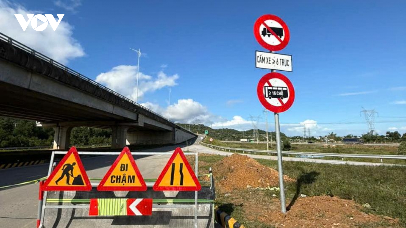 Cấm xe khách, xe tải trên 6 trục lên cao tốc La Sơn- Hòa Liên