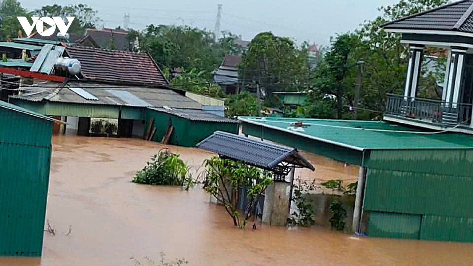 Mưa 800 mm, hơn 3.100 nhà bị ngập, gần 2.700 người dân Hà Tĩnh phải sơ tán