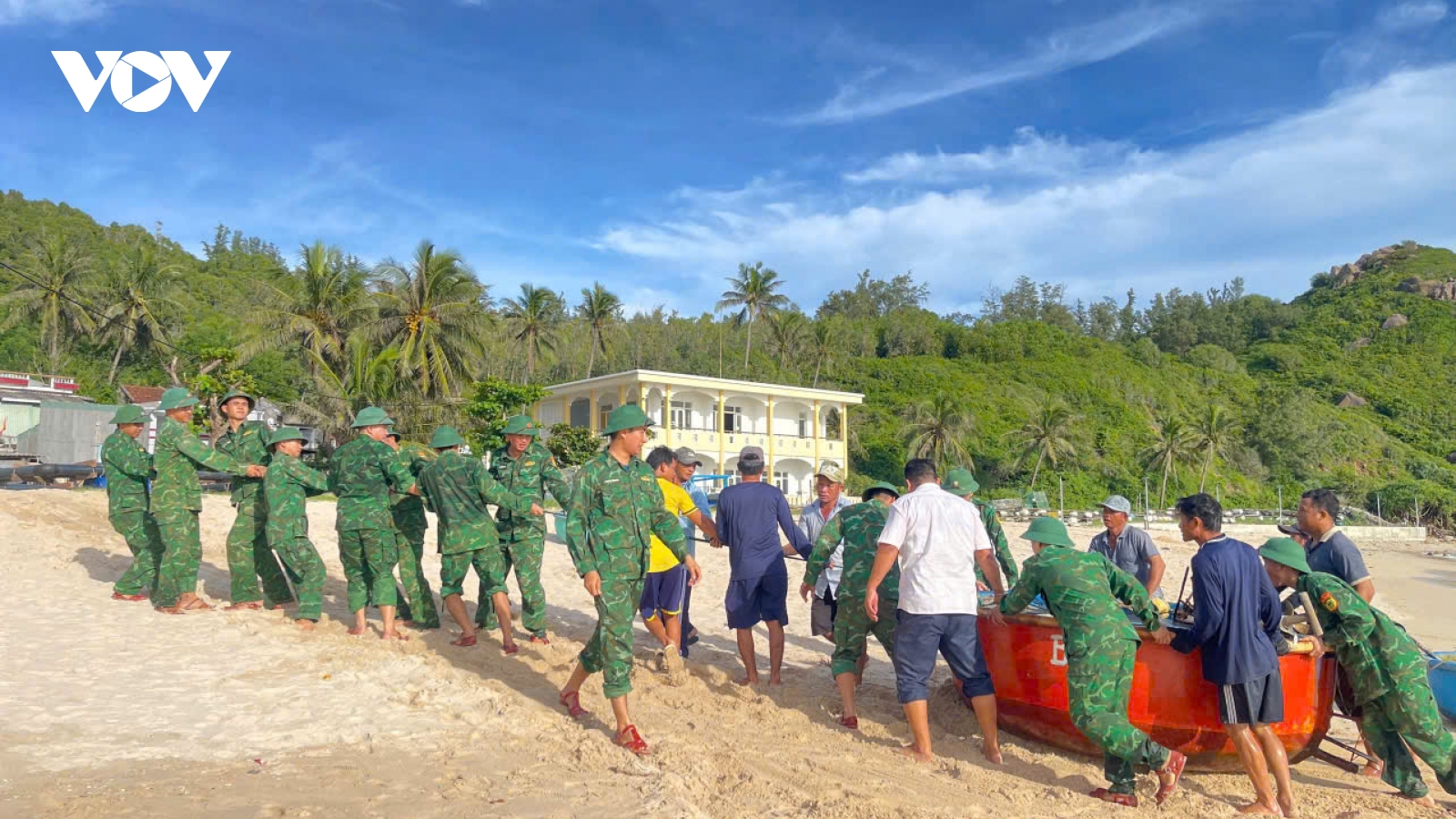 Bộ đội Biên phòng Gia Lai giúp dân chằng chống nhà cửa, sẵn sàng ứng phó bão số 13