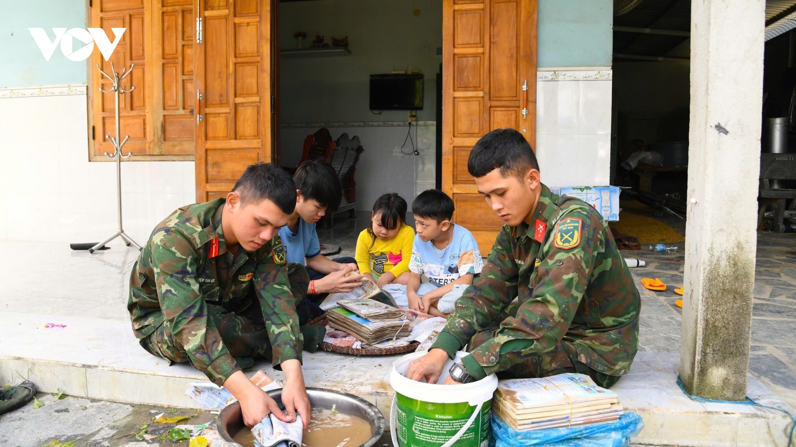 Người lính khu 5 đến với người dân vùng lũ từ mệnh lệnh trái tim