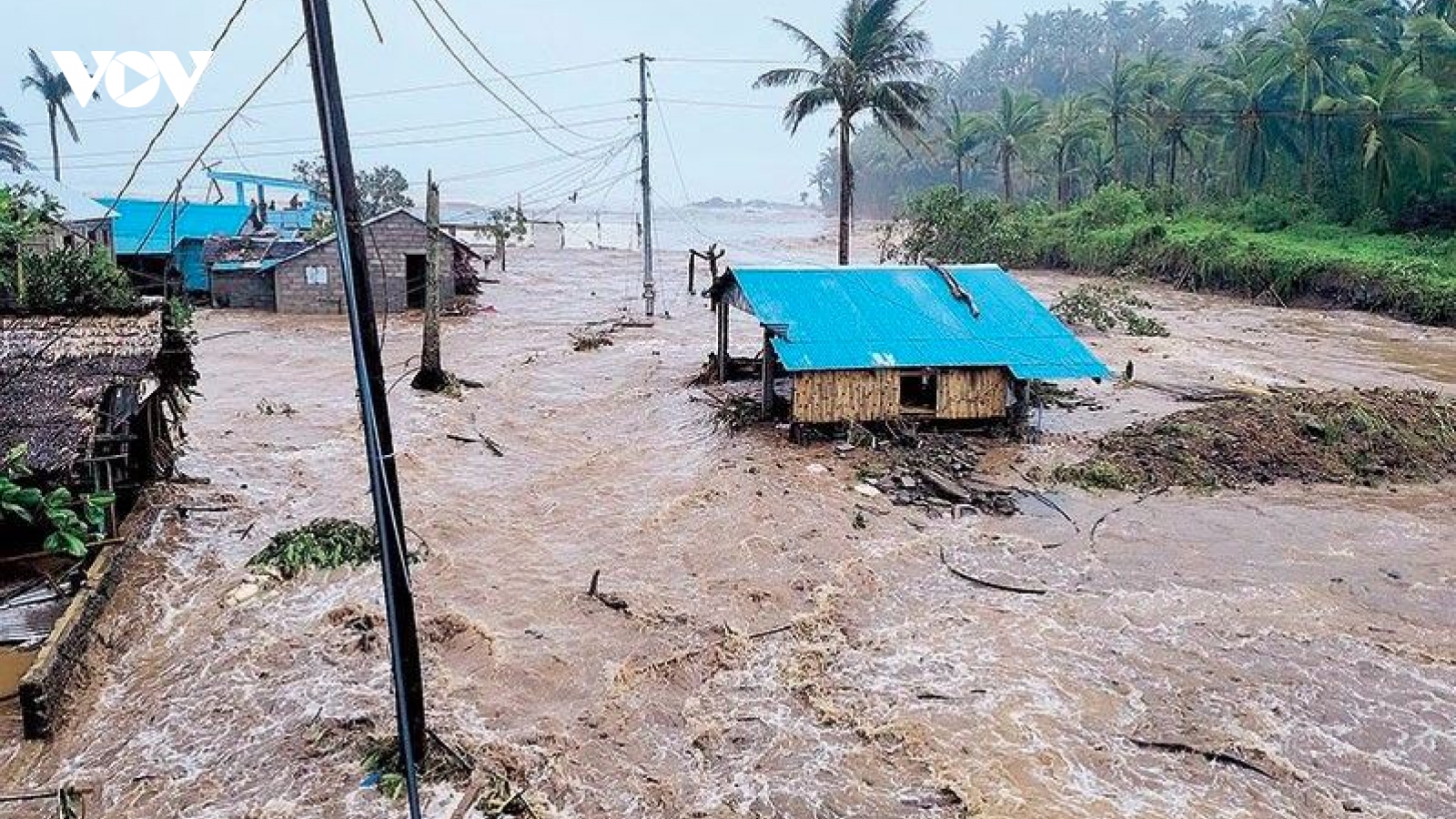 Bão Fung-wong khiến ít nhất 2 người chết, một số thị trấn Philippines bị cô lập