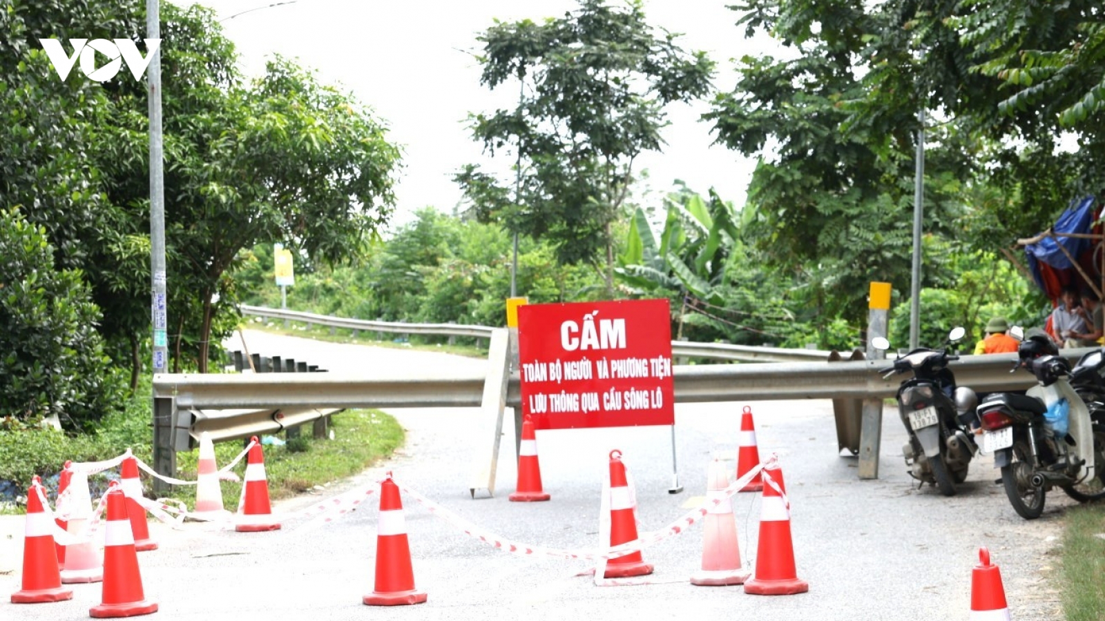 Cho xe máy, phương tiện thô sơ và người đi bộ qua cầu Sông Lô
