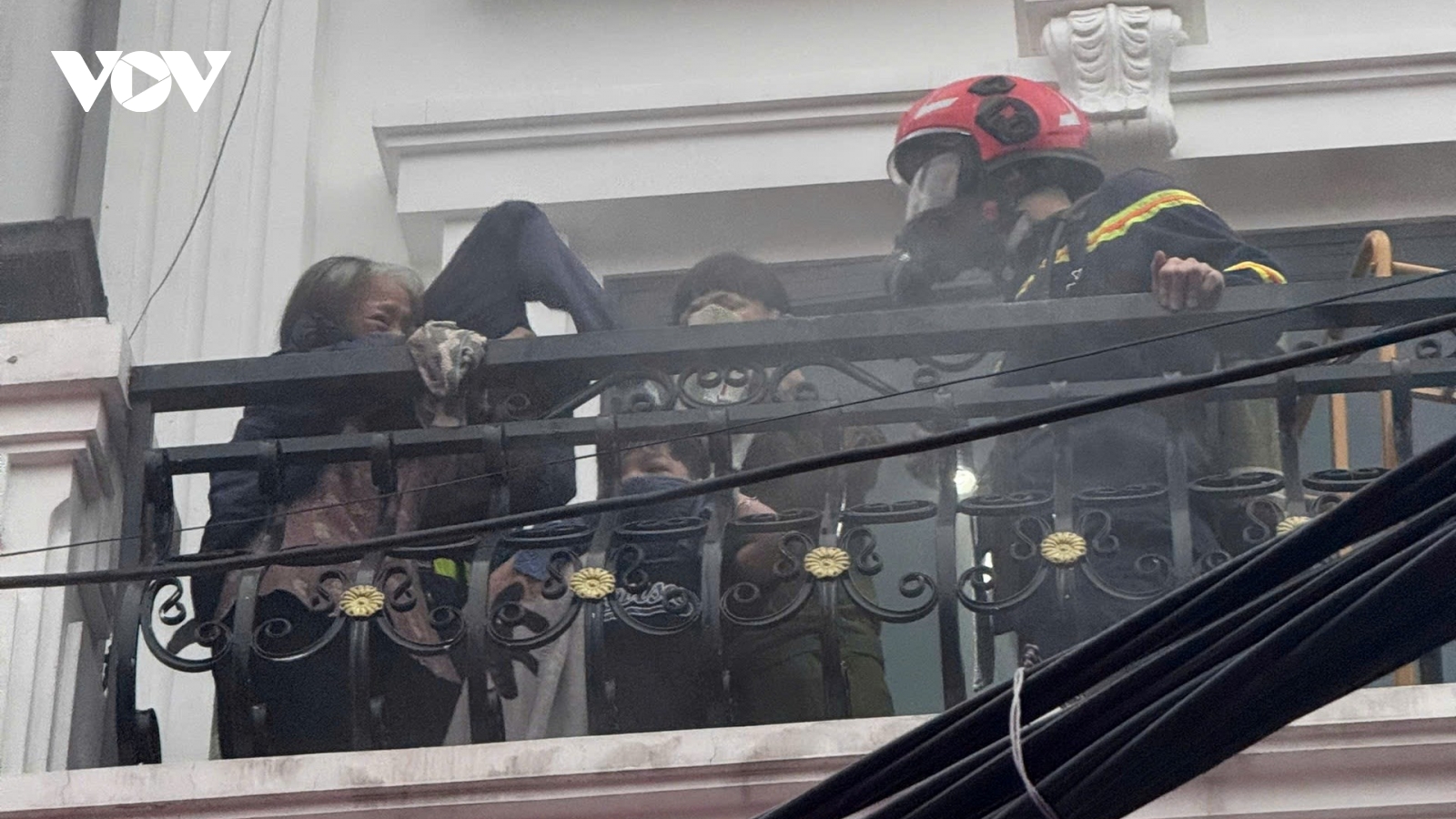 Cứu 3 người mắc kẹt trong vụ cháy lúc rạng sáng ở Hải Phòng