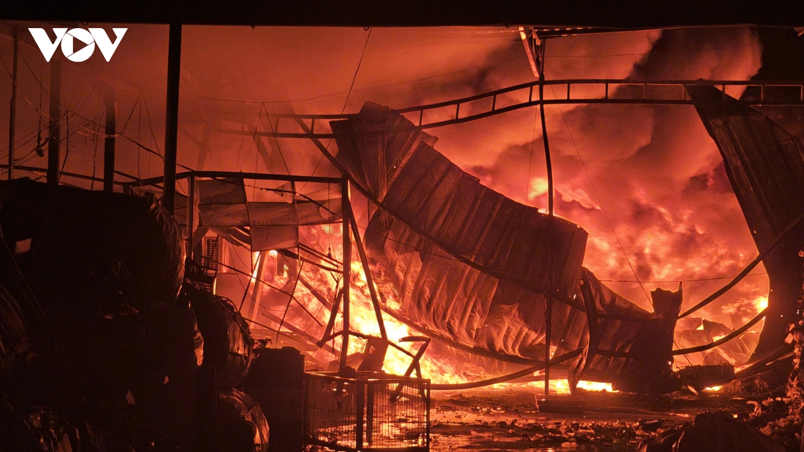 Cháy kho phế liệu 300m2 ở An Giang