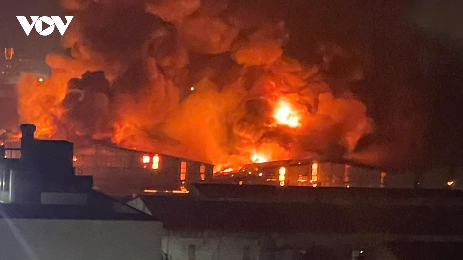 Cháy lớn tại Công ty sản xuất bỉm ở KCN Tiên Sơn, Bắc Ninh