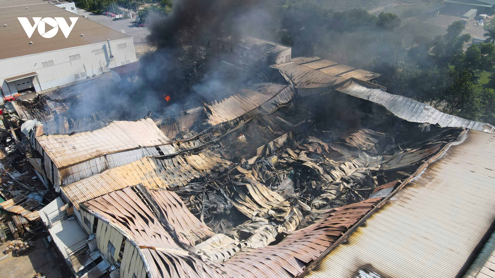 Hiện trường vụ cháy lớn tại công ty sản xuất bỉm, khăn giấy ở Bắc Ninh