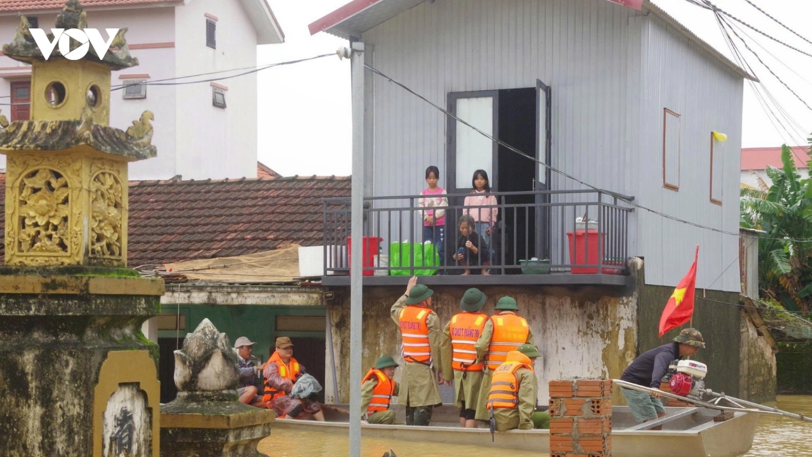 Quảng Trị đảm bảo lương thực cho người dân vùng bị cô lập do mưa lũ dài ngày