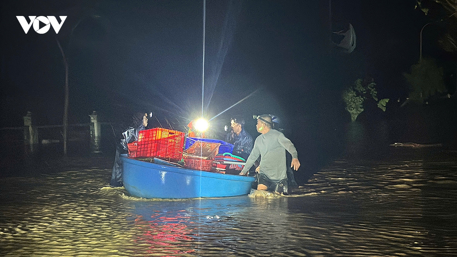 Xuyên đêm cứu hộ người dân ở Đắk Lắk bị ảnh hưởng bão số 13