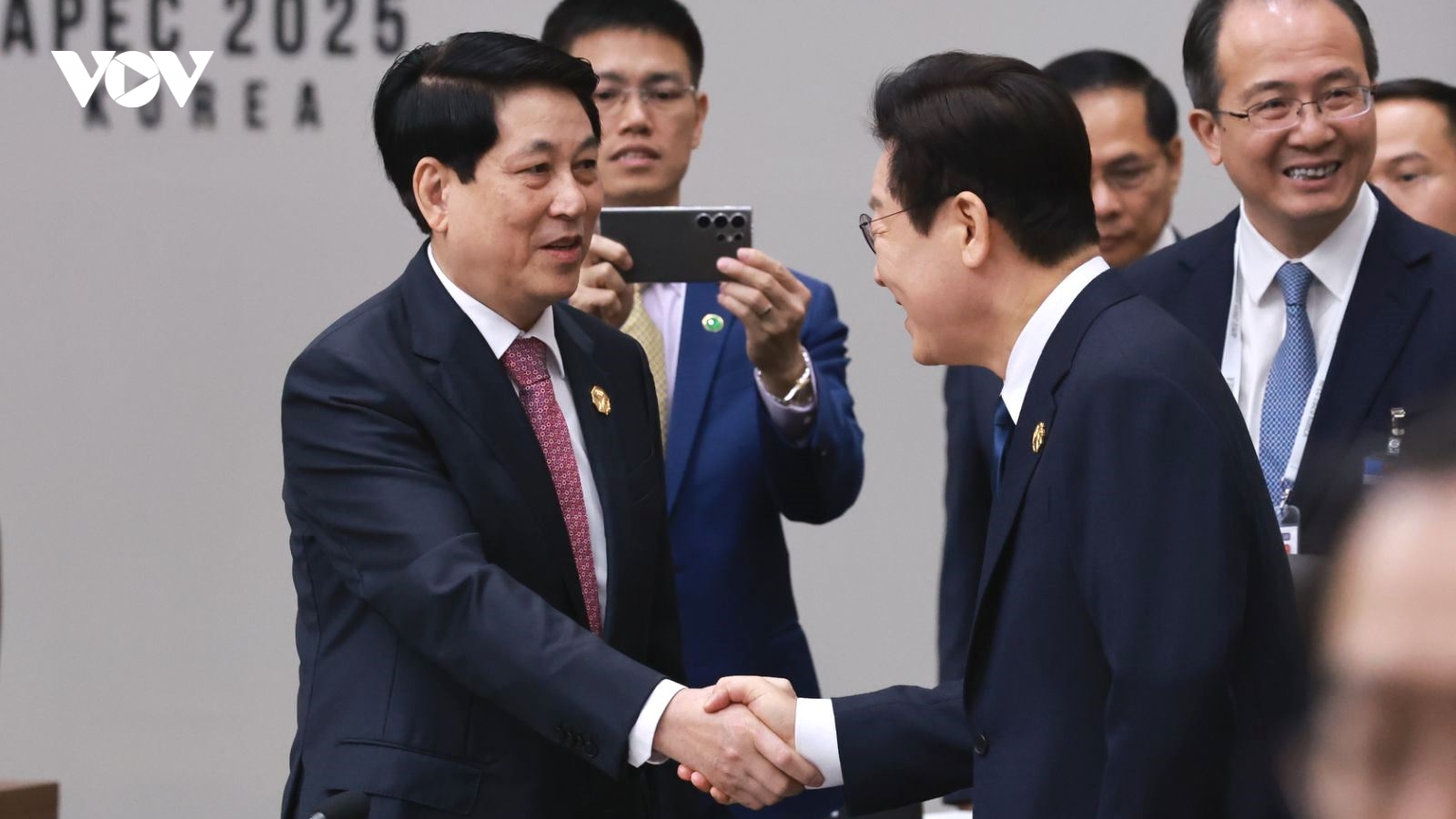 Chủ tịch nước Lương Cường dự Phiên họp thứ 2 Hội nghị Cấp cao APEC lần thứ 32