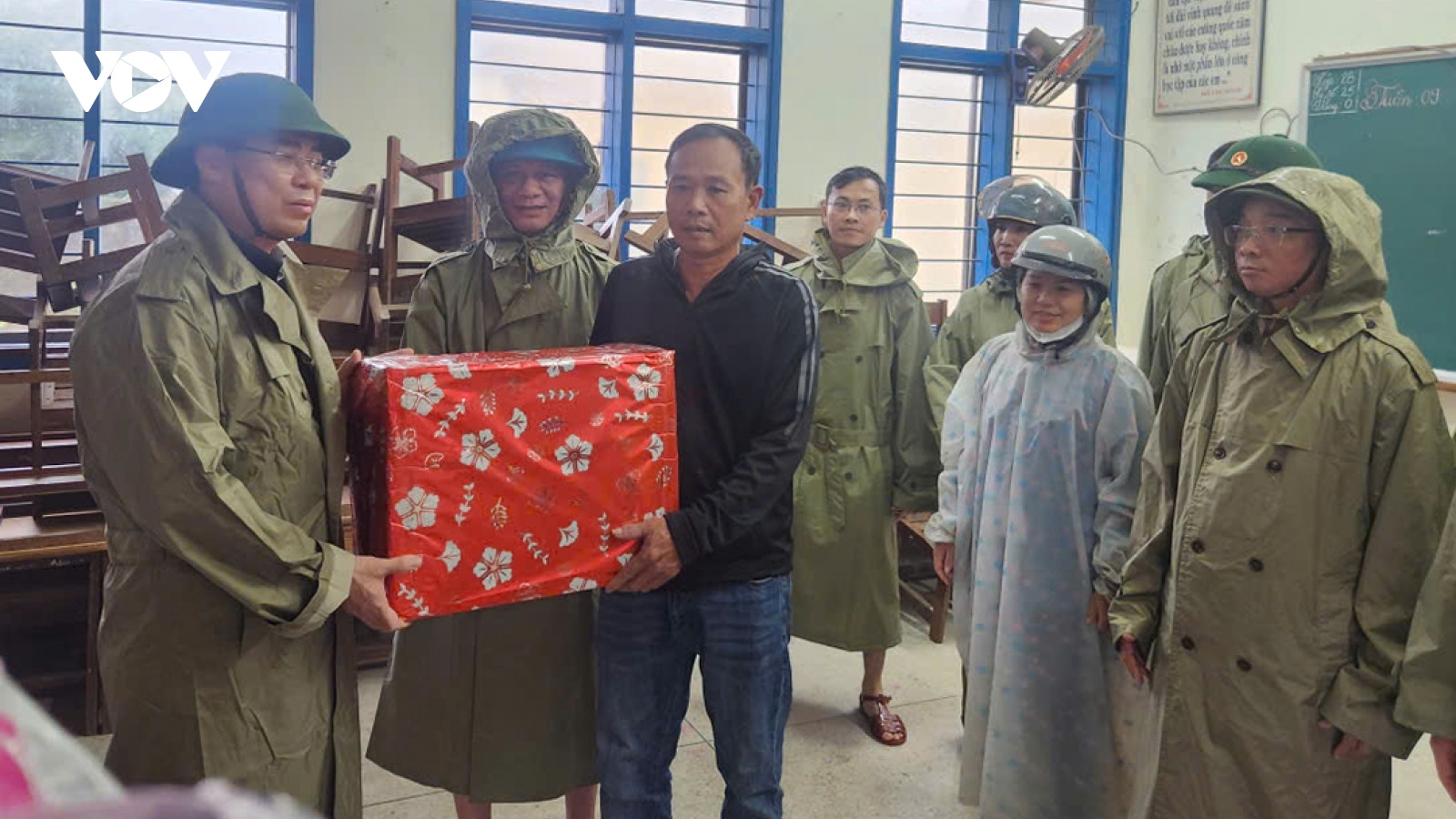 Chủ tịch tỉnh Quảng Ngãi: "Bà con hãy yên tâm ở lại nơi tránh bão"