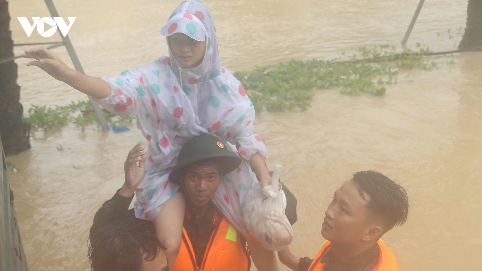 Gia Lai chung tay vượt qua lũ dữ