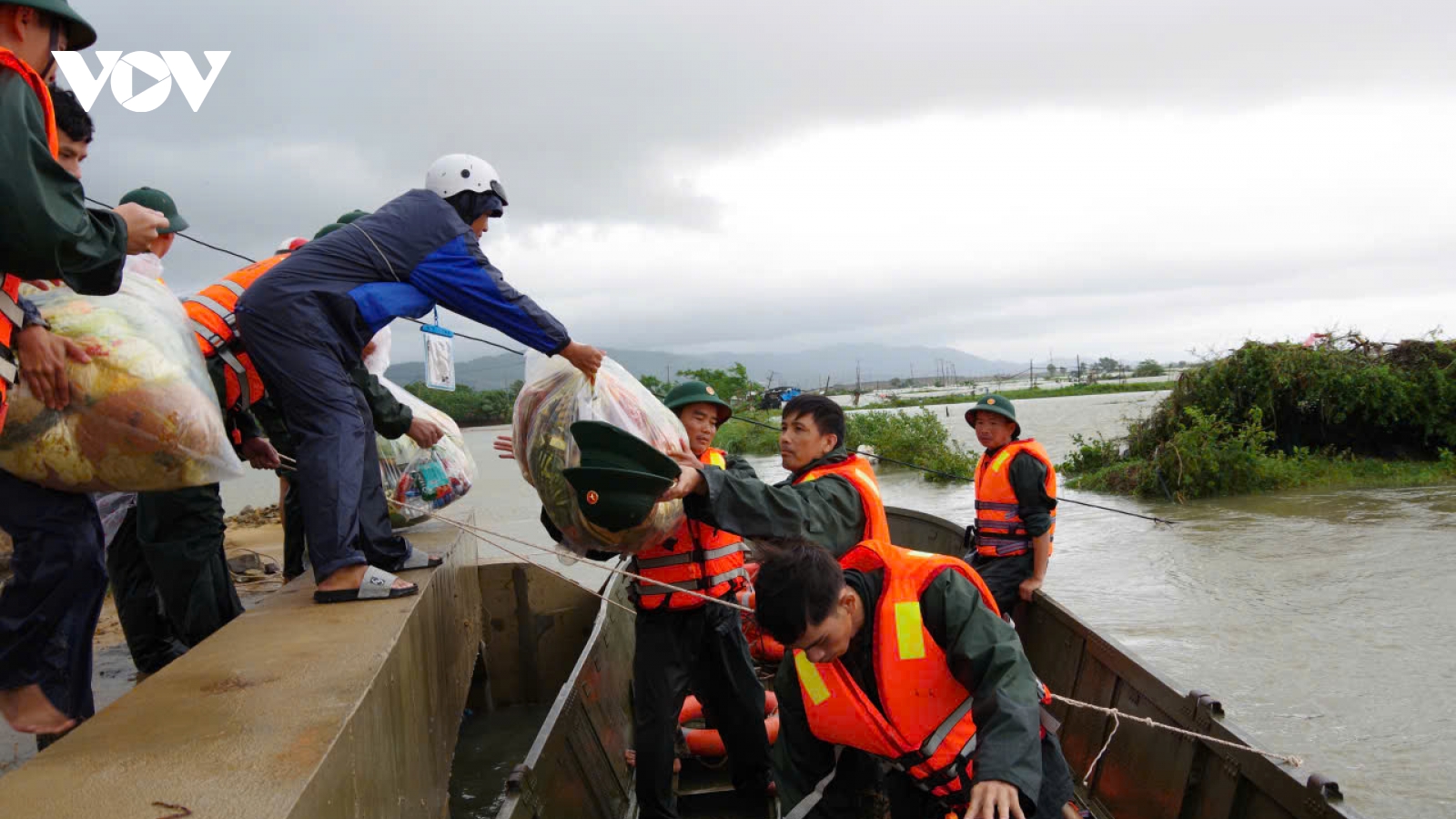 Vững vàng áo lính giữa dòng lũ xoáy