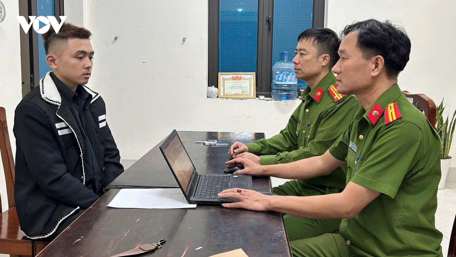 Bắt 2 đối tượng dùng hung khí khống chế chủ nhà ở Tam Đảo lúc rạng sáng