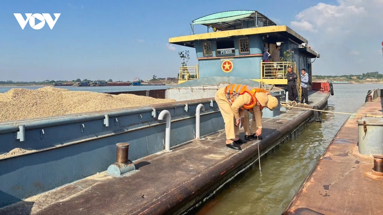 Phú Thọ phát hiện hàng loạt vi phạm khi siết chặt vận tải cát, sỏi trên sông