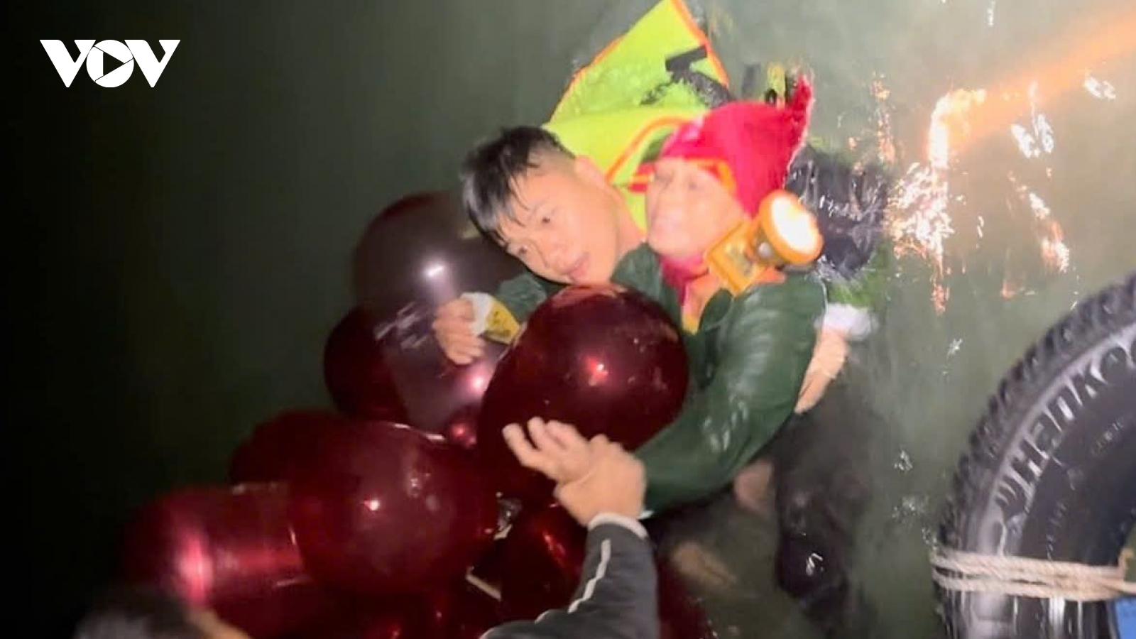 Công an Quảng Hà cứu hai ngư dân mắc kẹt do thủy triều lên nhanh