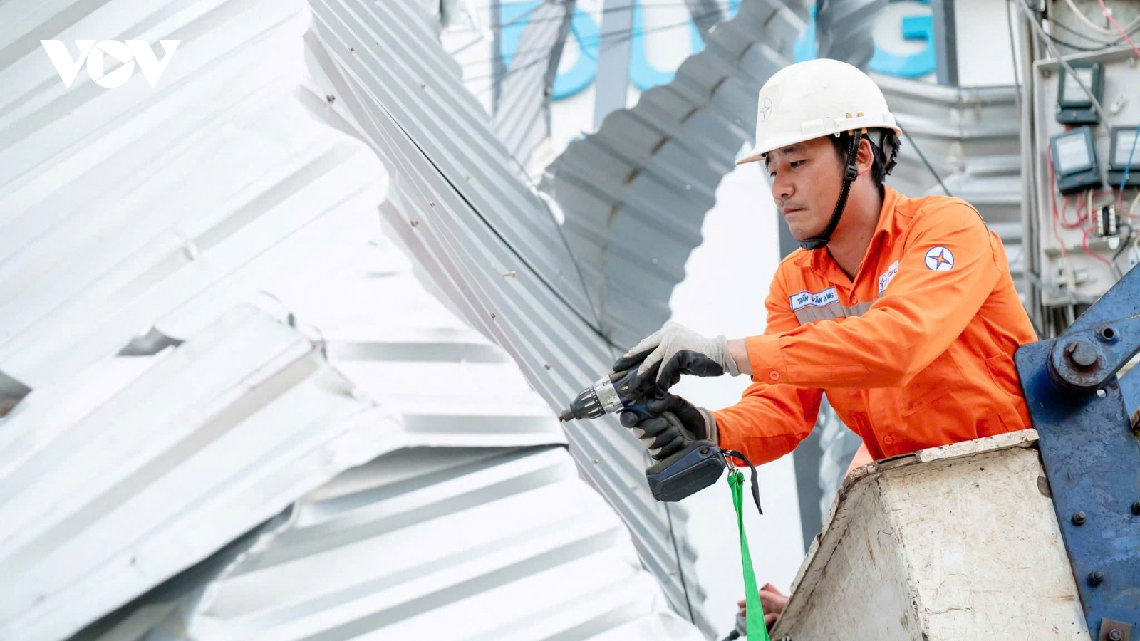 Sau bão số 13, gần nửa triệu khách hàng ở miền Trung còn mất điện