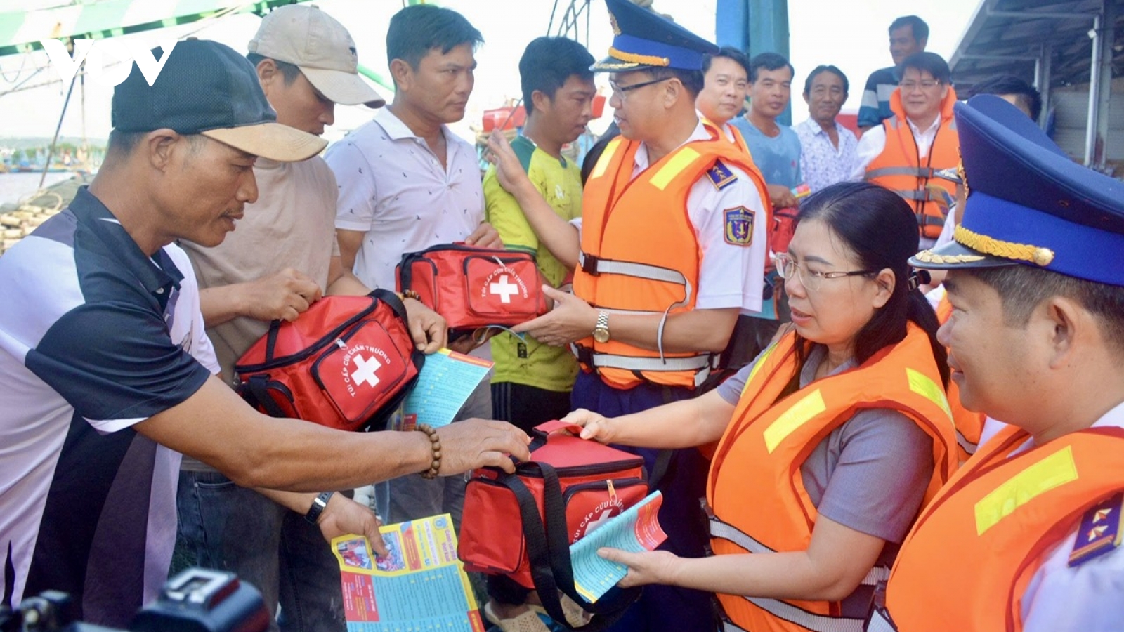 Cảnh sát biển Vùng 3 đồng hành cùng ngư dân Lâm Đồng chống khai thác IUU